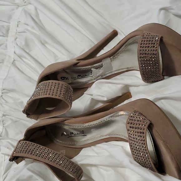 Heels - Picture 4 of 4